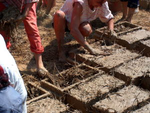 Manufacturing adobe bricks from clay and straw // Wikipedia Commons